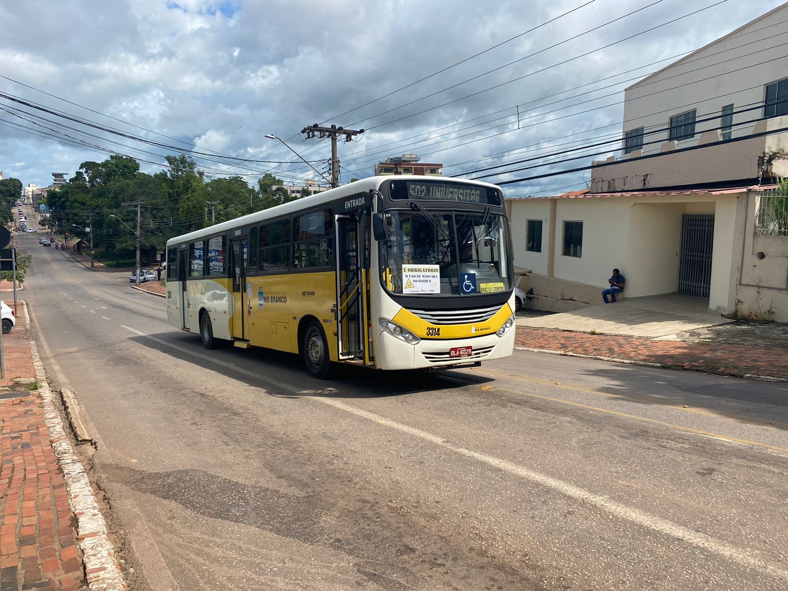 Ônibus quebra no meio da ladeira da maternidade, em Rio Branco